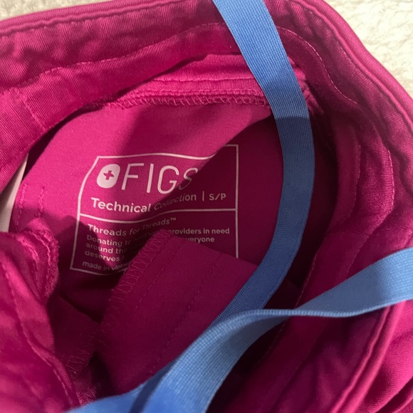 Figs set of scrubs top is xs pants are small - Picture 6 of 6